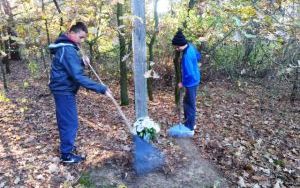 Porządkowanie cmentarza cholerycznego w Lisich Jamach (2)