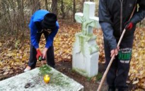 Porządkowanie cmentarza cholerycznego w Lisich Jamach (5)